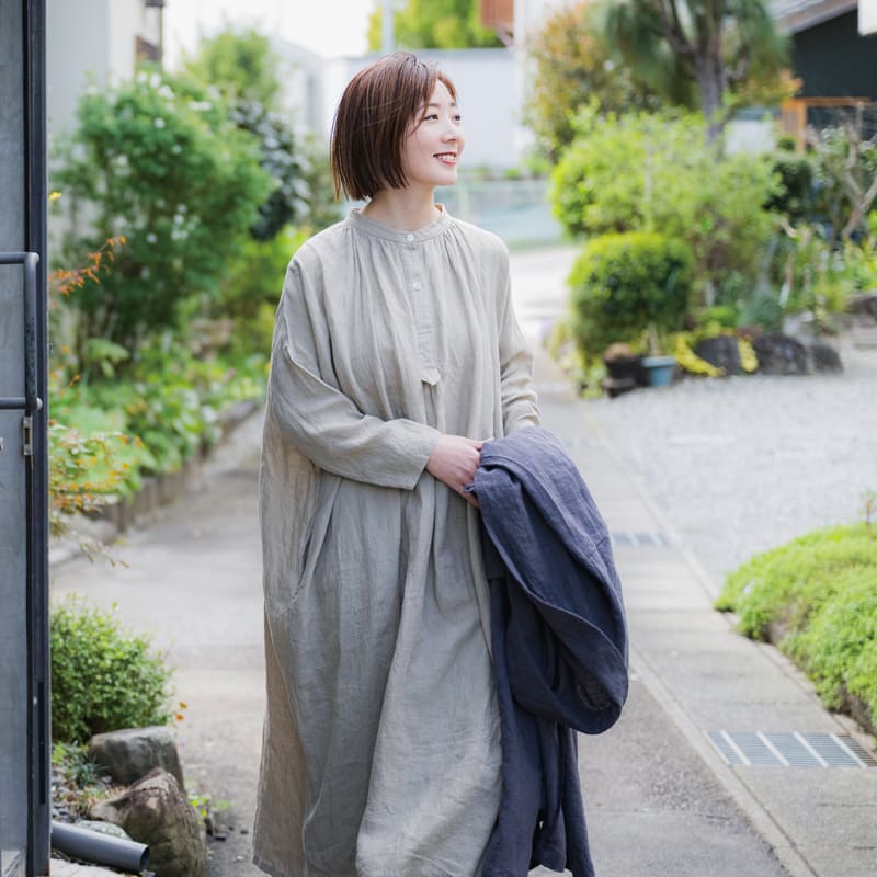 洗いこまれたベルギーリネンローン60番手で作成したワンピース着用